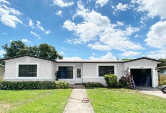 Private room in shared house 5min to Downtown Ft Lauderdale allows 18 year olds to book a room