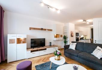 Familienapartment mit Blick zur Frauenkirche allows 18 year olds to book a room