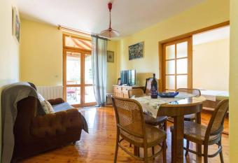 Sleep & Fly Cottage has Balcony rooms