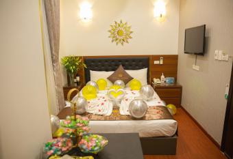 Royal Hotel has rooms with a private hot tub