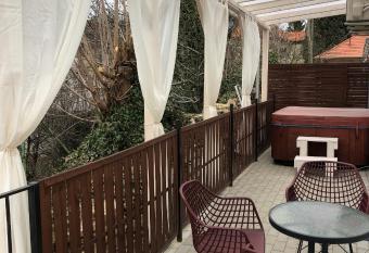 V  rosi Mened  k allows 18 year olds to book a room