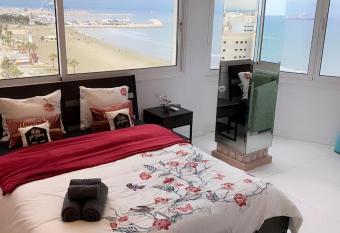 Larnaca Seaview Rooms allows 18 year olds to book a room