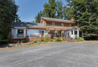 Bell In The Woods B&B has Balcony rooms