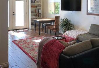 Beautiful new detached casita nestled in scenic southern CA foothills! allows 18 year olds to book a room