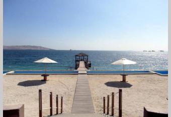 PARACAS megaview bayfront flat has rooms with a private hot tub