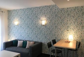 PETIT NID AU BOURGET DU LAC allows 18 year olds to book a room