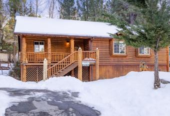 Little Cubs Cabin #1986 by Big Bear Vacations has rooms with a private hot tub