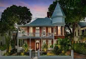 The Grand Maloney Hotel- Great for Large Groups! has Balcony rooms