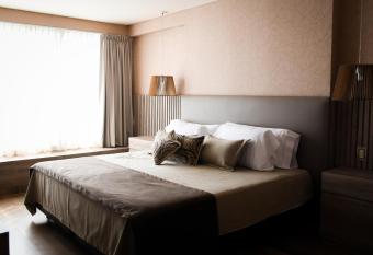 Hotel C  lido Termal has rooms with a private hot tub