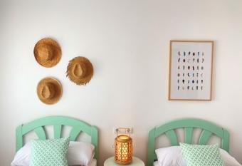 Gust De Sal has Balcony rooms