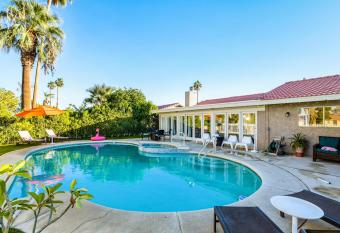 Desert Pool House: Sun, Swim, Sip & Stay has Balcony rooms