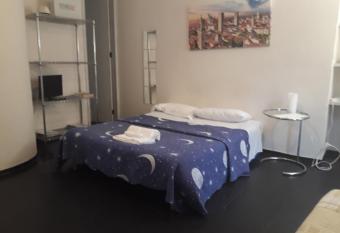 Romeo and Juliet Apartaments allows 18 year olds to book a room