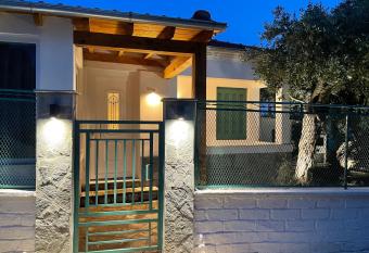 Elia & Meli Villa has Balcony rooms