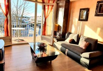 Leroy Apartment allows 18 year olds to book a room