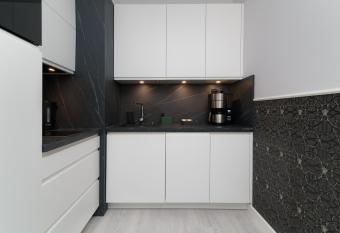 Apartamenty Forest - Nadmorskie Tarasy D409 has rooms with a private hot tub