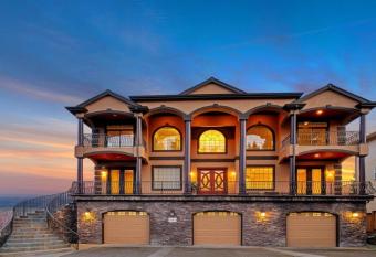 Villa Luna has rooms with a private hot tub