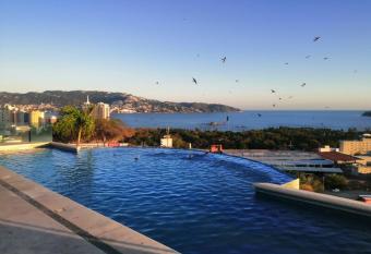 Sun Set Acapulco has rooms with a private hot tub