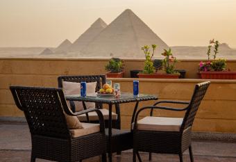 Gardenia Pyramids view inn has Balcony rooms