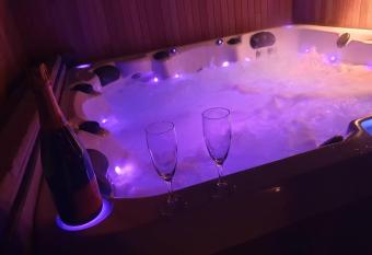 G  te de charme en Ardennes has rooms with a private hot tub