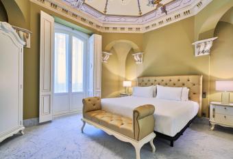 Tandem Palacio Veedor de Galeras Suites allows 18 year olds to book a room