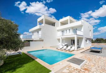 Villa Marinella Gris has Balcony rooms