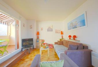 Les vacances 1 has Balcony rooms