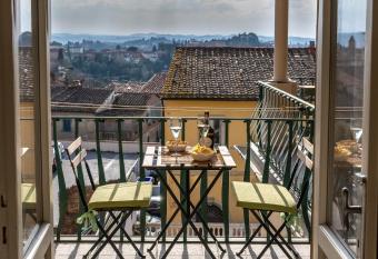 San Miniato - Terrazza panoramica in centro storico has Balcony rooms