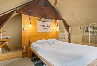 Huttopia Adirondacks has Balcony rooms