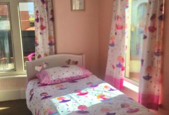 SINGER HOUSE ,PAIGNTON SEAFRONT ,SLEEPS 6 , 2 BEDROOM GROUND FLOOR SELF CONTAINED GARDEN FLAT , PRIVATE ENTRANCE , KITCHEN , Guaranteed Parking ,Wifi , Movies ,Bathroom ,fridge , microwave ,BEDROOM 1, DOUBLE BED & 2 SINGLE BEDS ,BEDROOM 2 , DOUBLE BED allows 18 year olds to book a room