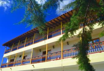 Roble Colonial - Apartahotel en Guatap   allows 18 year olds to book a room