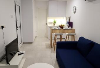 Modern & Cozy Studio w/ Backyard Near City Center allows 18 year olds to book a room