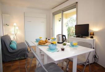 Studio, Les Foulquines, Narbonne Plage allows 18 year olds to book a room