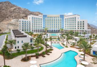 Address Beach Resort Fujairah has rooms with a private hot tub
