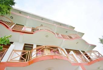 Vivek Palace has Smoking/Balcony rooms