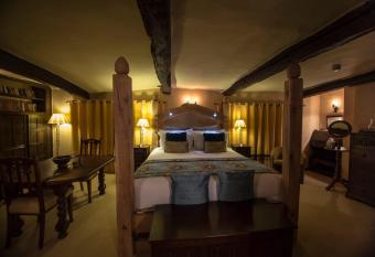 The Frenchgate Restaurant & Hotel has rooms with a private hot tub