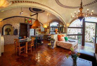 Majikal B&B - Santa Clara has Balcony rooms