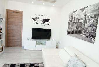 La Villa degli Dei - Parcheggio Privato, Aria Condizionata, Smart TV con Netflix, Giardino con Divanetti, Amaca e Altalena, Navetta per Aereoporto, Treno, Spiaggia allows 18 year olds to book a room