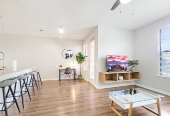 Gateaway Apartment near Beaches and Airport has Balcony rooms