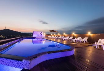 Casaloma Hotel allows 18 year olds to book a room