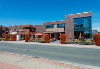 Landhotel Butjadinger Tor allows 18 year olds to book a room