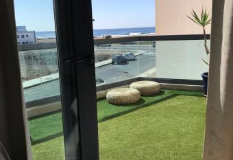 Apartamento con vistas al mar y piscina comunitaria. Zona los lagos has Balcony rooms