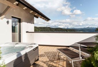 Pippos Mountain Lodge has Balcony rooms