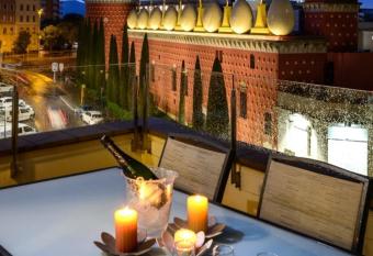 Apartamento   tico enfrente del Museo Dal   allows 18 year olds to book a room