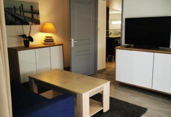 F2 ind  pendant dans villa - Le Muy allows 18 year olds to book a room