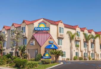 Days Inn Carlsbad allows 18 year olds to book a room