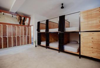 Hostal Del Jaguar has Balcony rooms