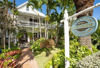 The Mermaid & The Alligator has Balcony rooms