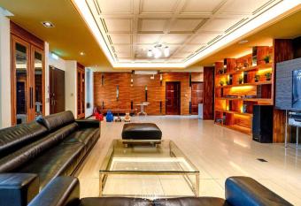 CC-House allows 18 year olds to book a room