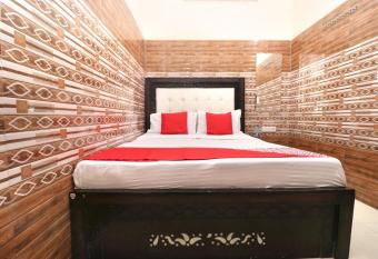 OYO 35497 Hotel Kapoor Residency allows 18 year olds to book a room