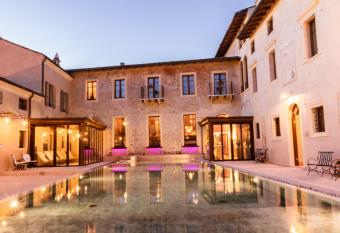 Corte Regia Relais & Spa allows 18 year olds to book a room